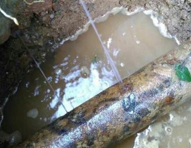 安龙楼顶渗水维修公司分享下地暖漏水的原因及检测方法。